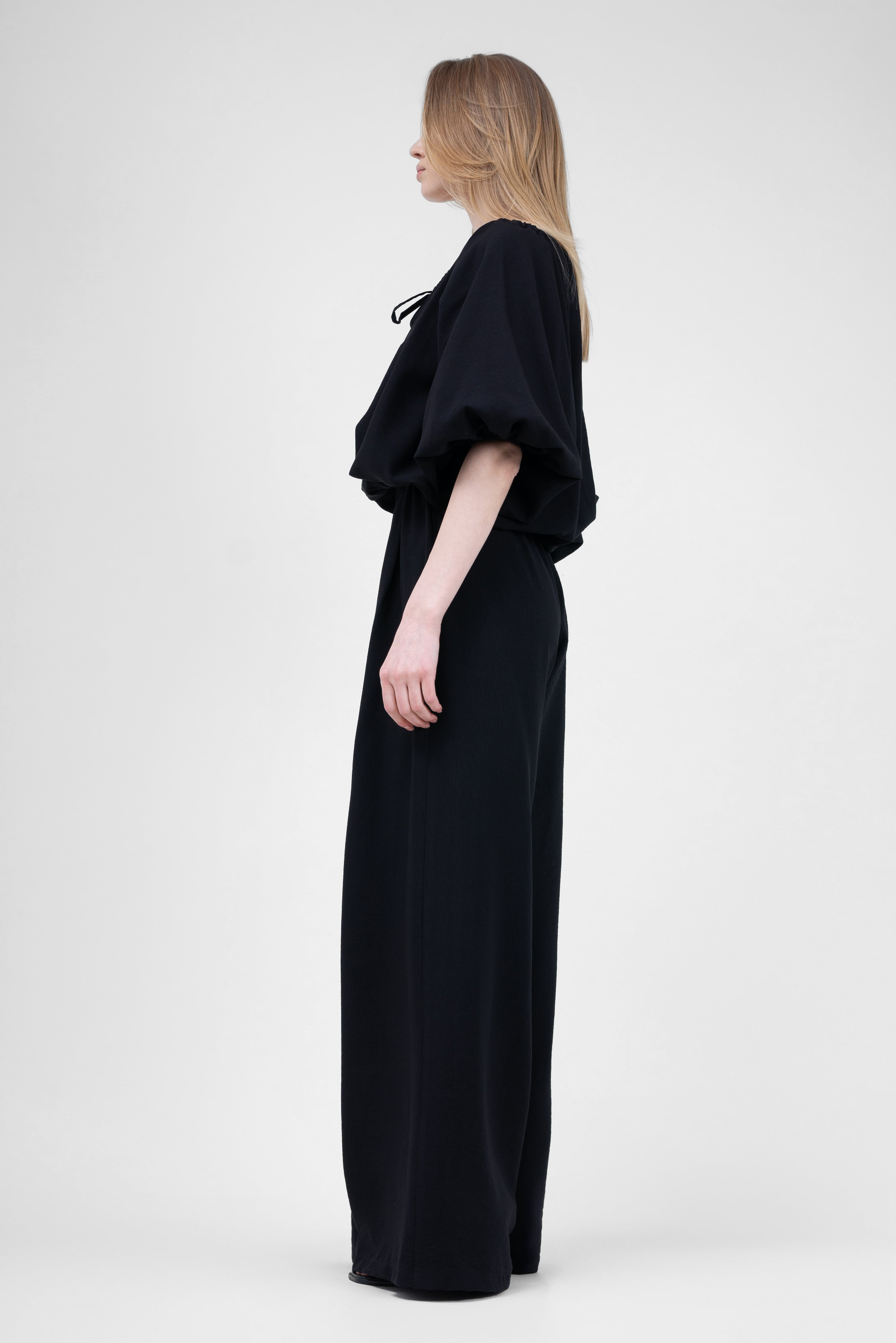 Set de in negru cu bluza vaporoasa si pantaloni cu pliuri 