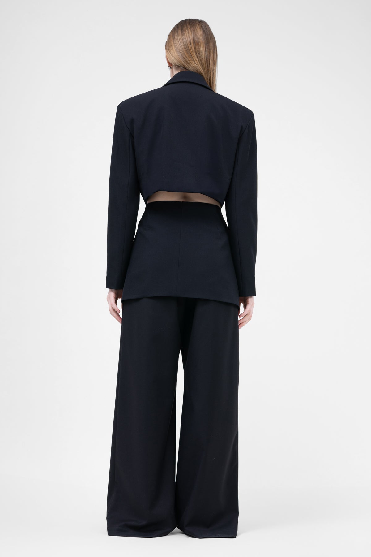 Costum negru cu sacou decupat si pantaloni ultra wide leg