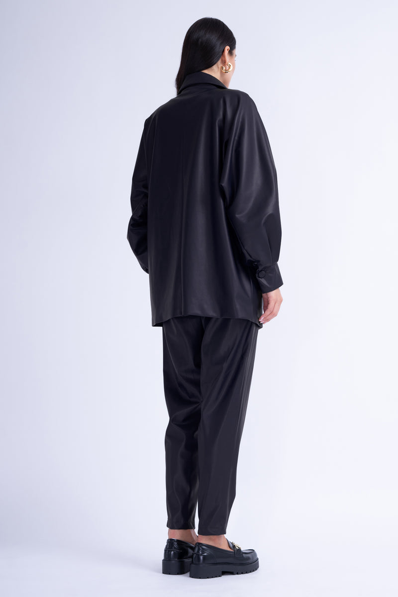 Costum din piele neagra cu sacou oversized si pantaloni conici 