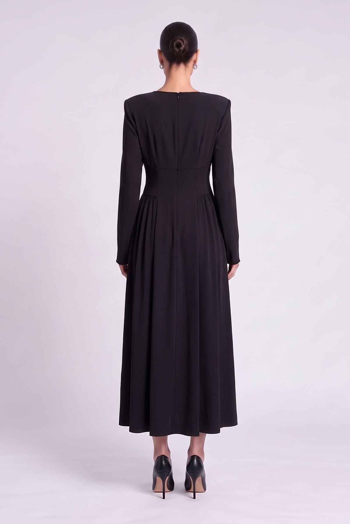 Rochie midi neagra cu decolteu în V și talie accentuată