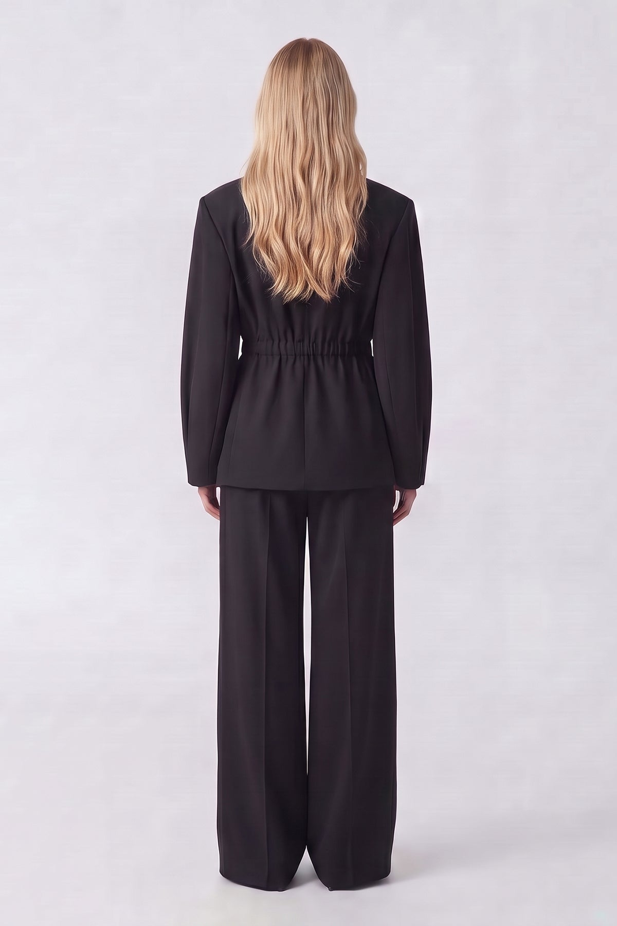 Costum negru cu sacou cu accent în talie și pantaloni largi