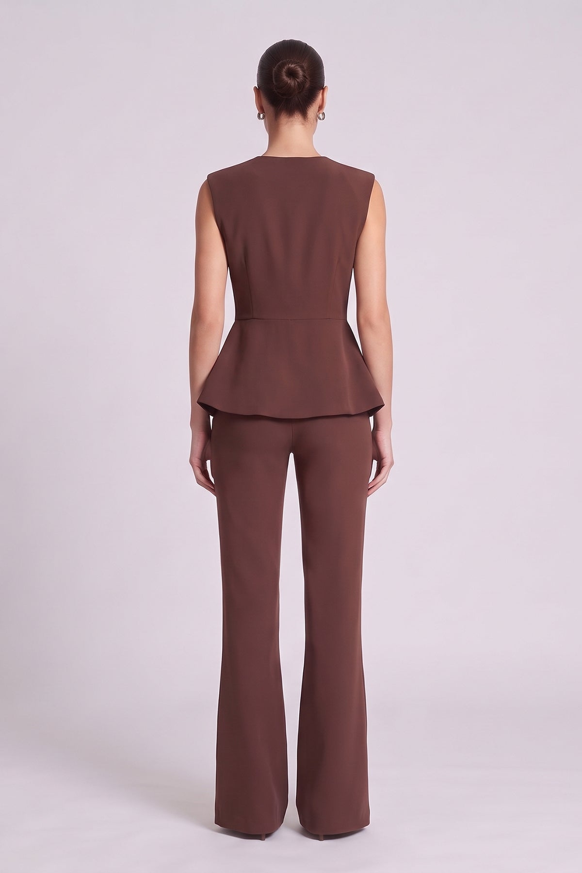 Set maro cu vestă structurată peplum și pantaloni flared