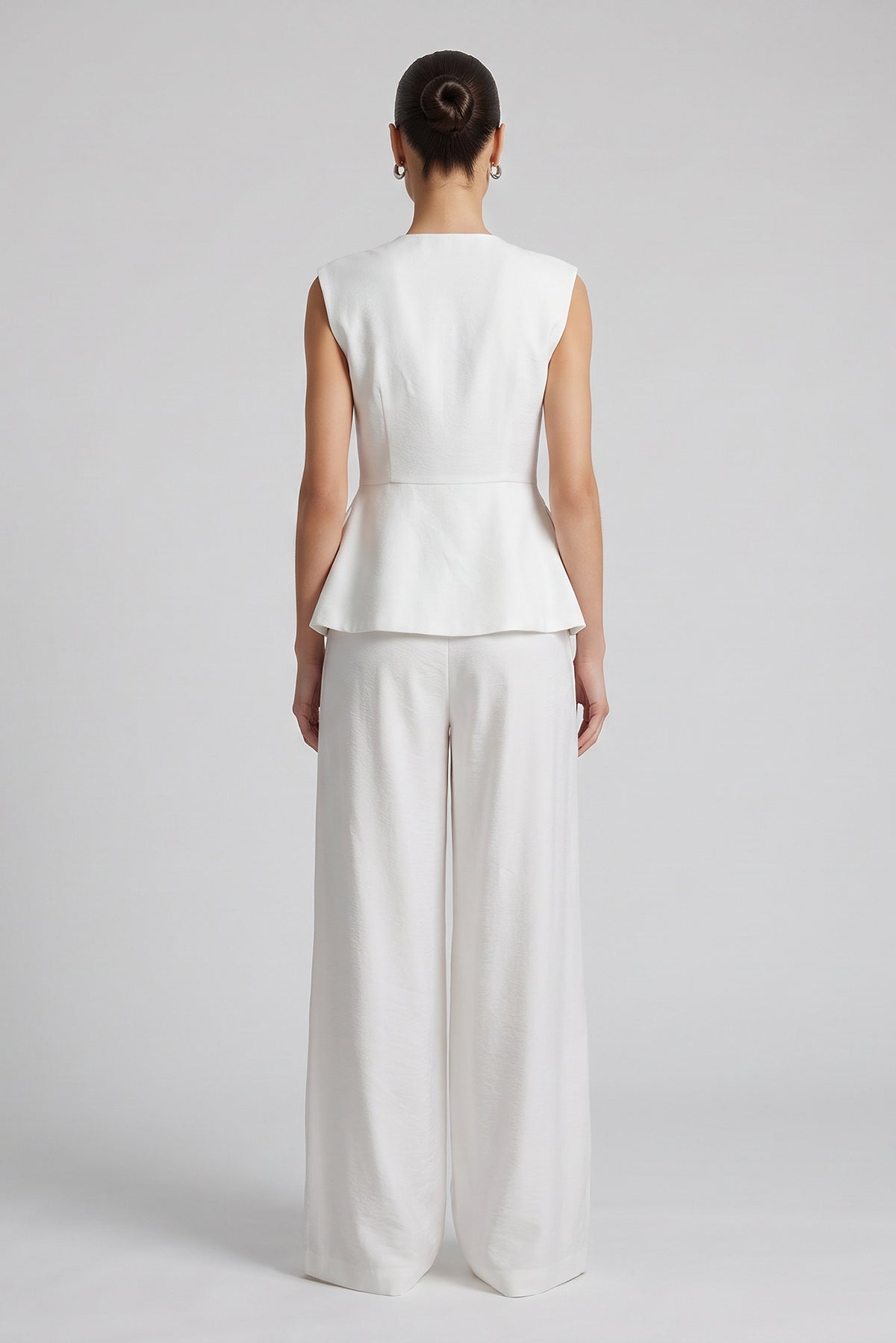 Set alb din amestec de vâscoză și in cu vestă peplum și pantaloni wide-leg