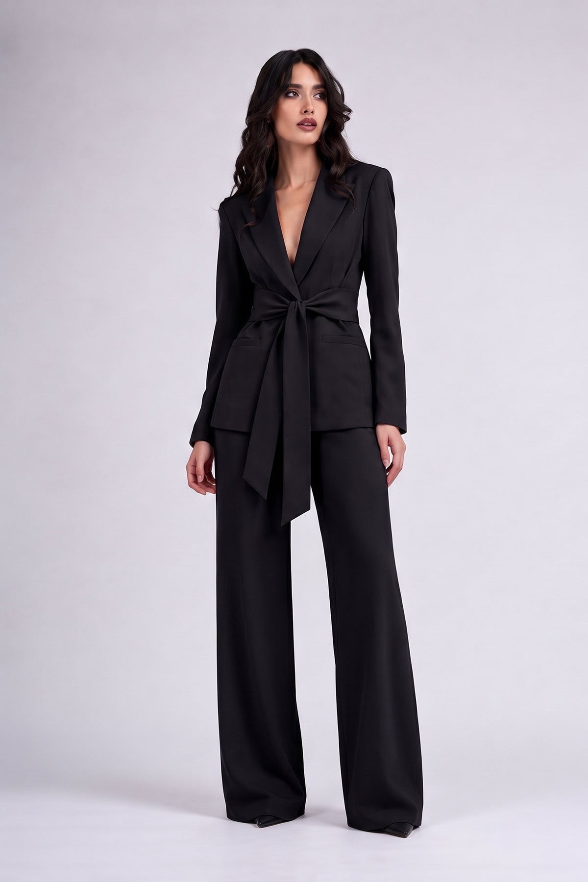 Costum negru cu sacou cambrat cu cordon și pantaloni wide leg