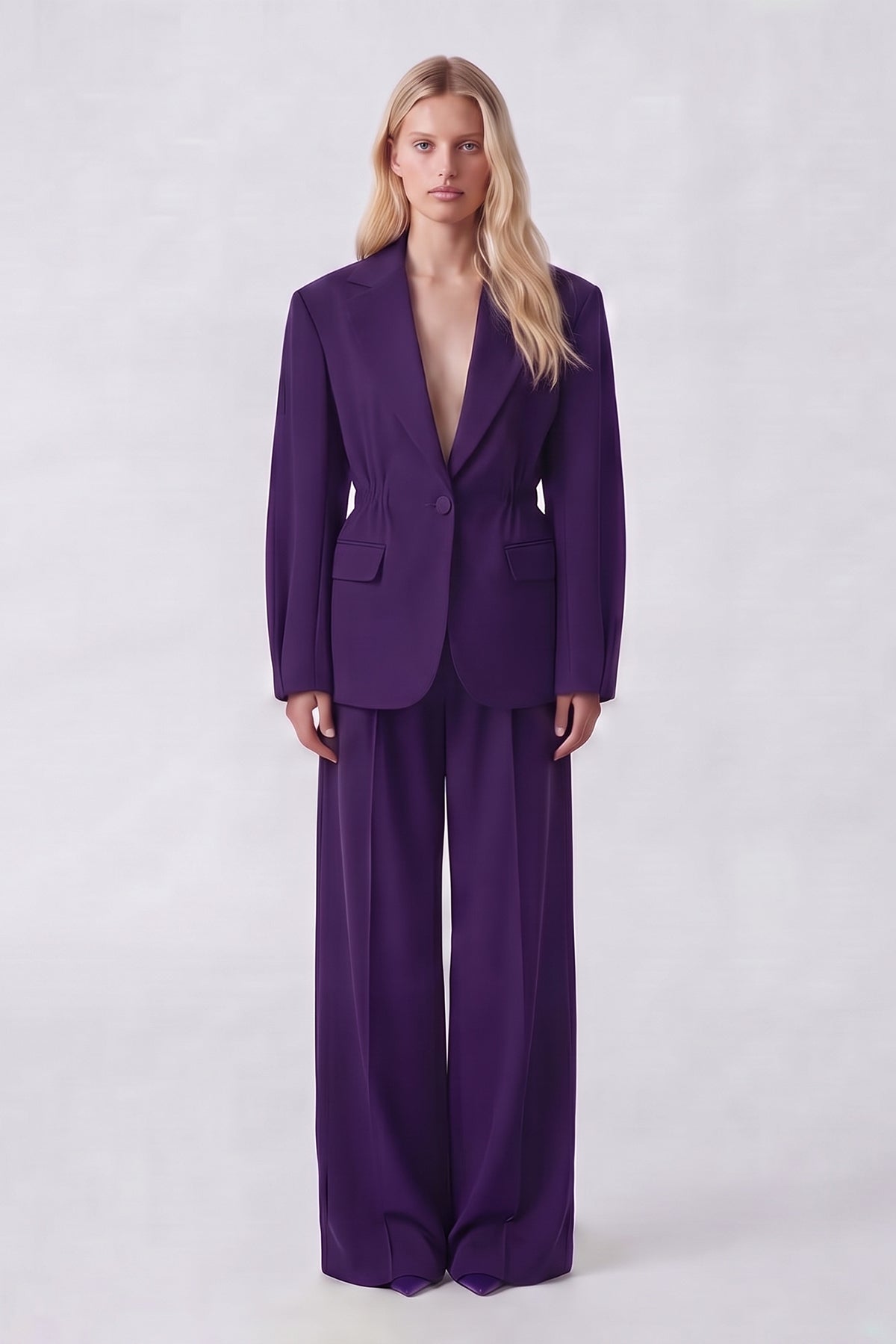 Costum mov intens cu sacou cu accent în talie și pantaloni largi