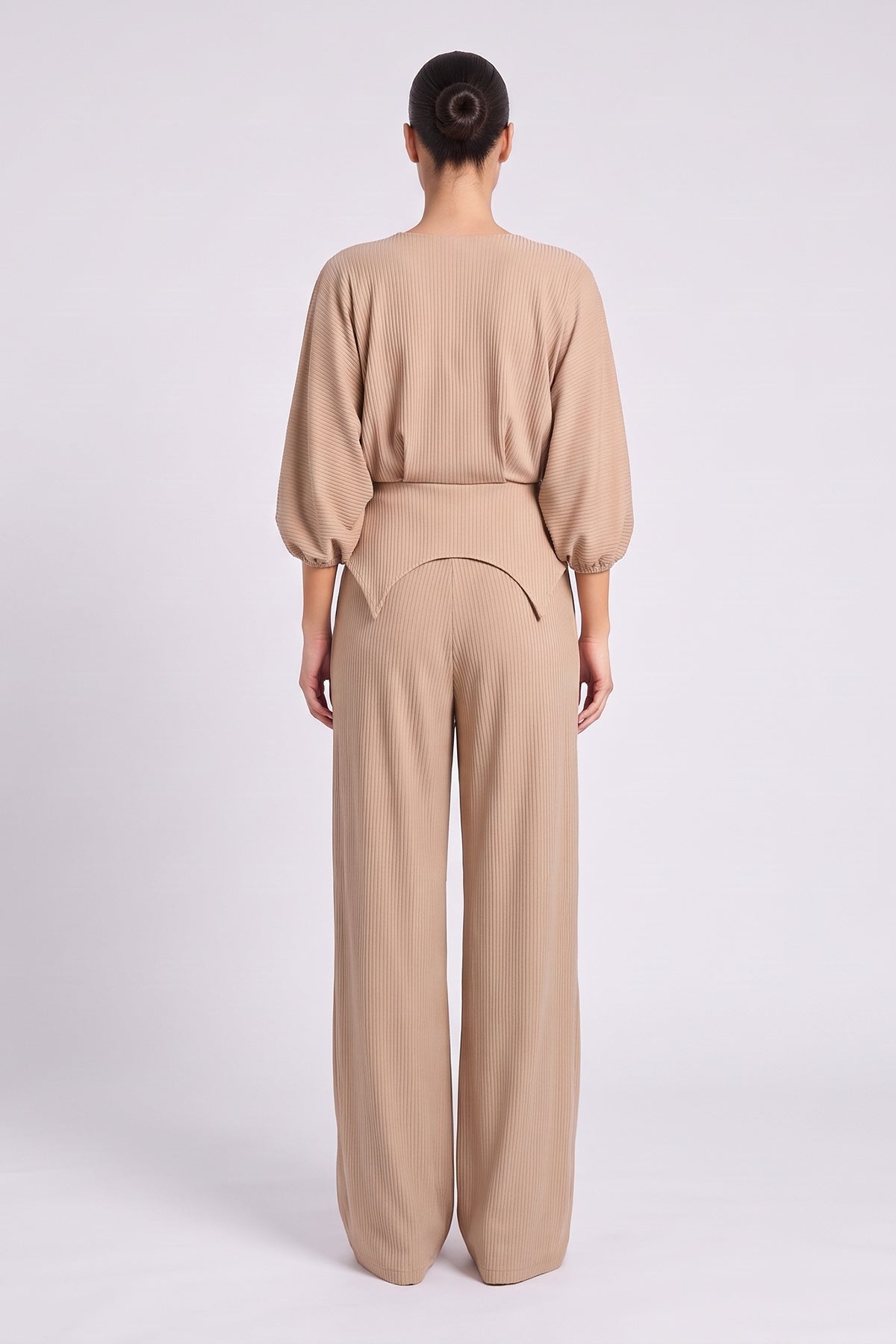 Set bej din tricot reiat, cu bluză peplum și pantaloni wide-leg