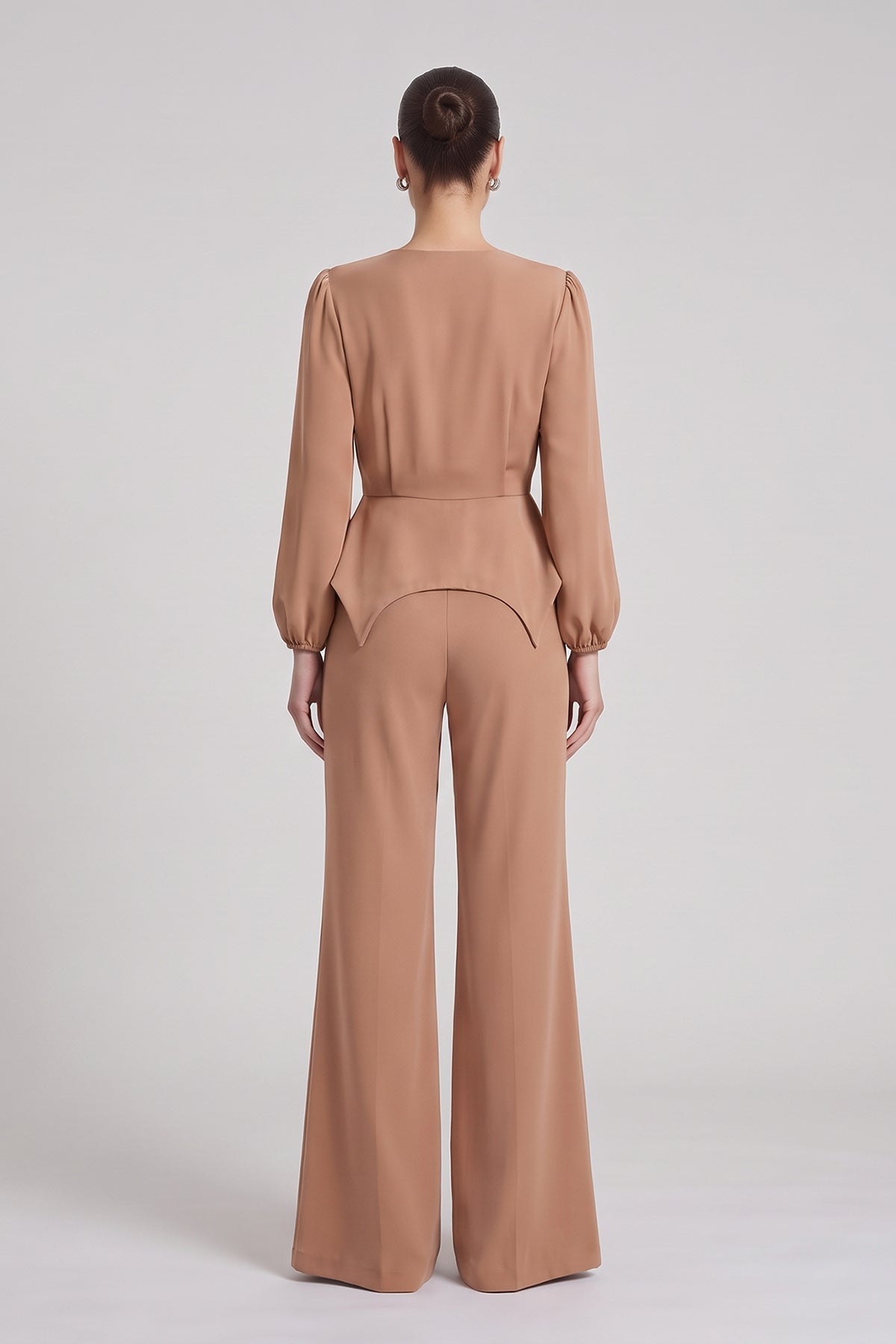 Set bej cu top structurat peplum și pantaloni evazati
