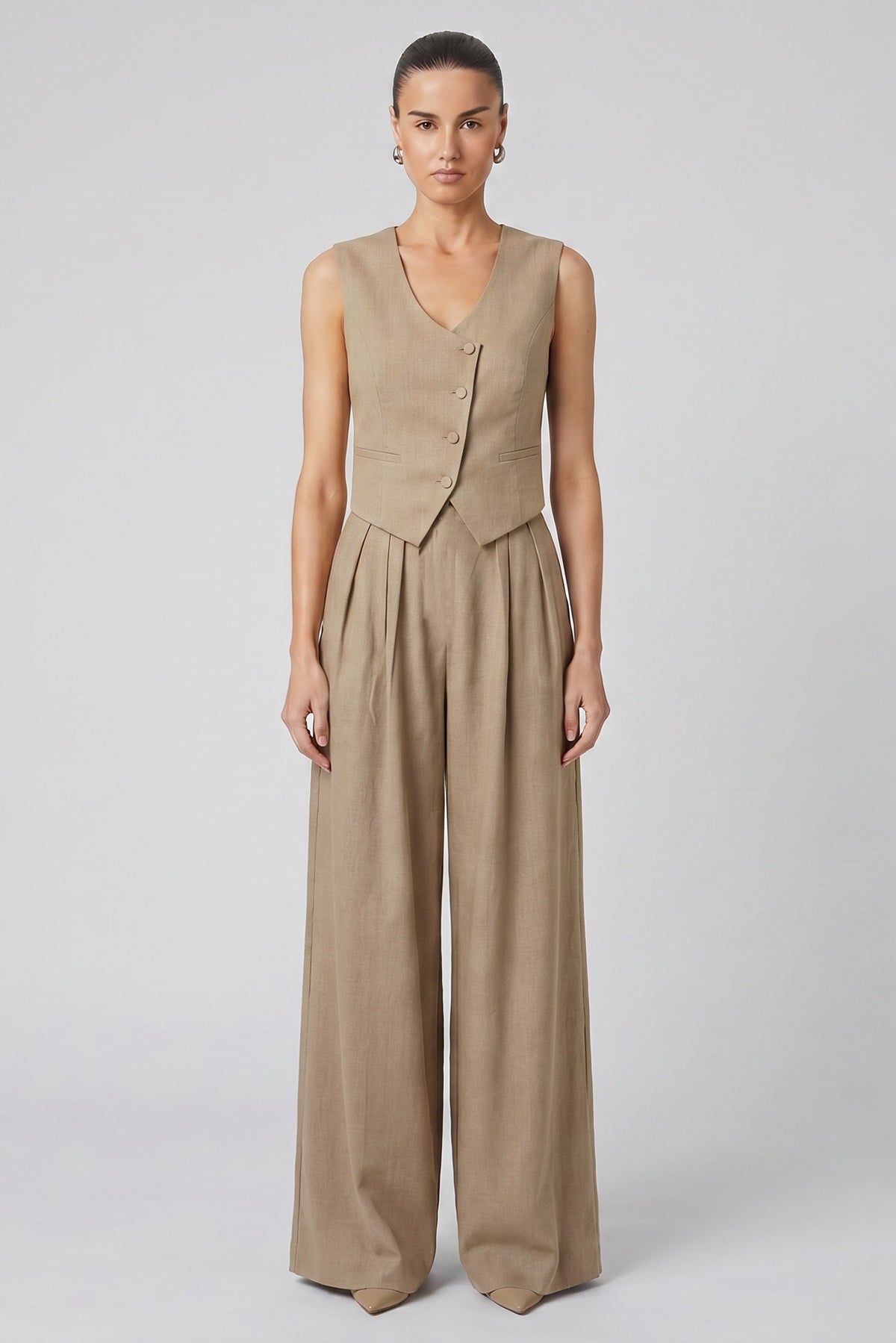 Set din in bej cu vestă cambrată și pantaloni wide-leg