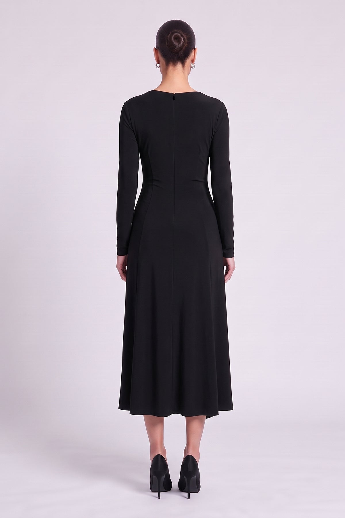 Rochie midi neagra cu decolteu asimetric și drapaj lateral