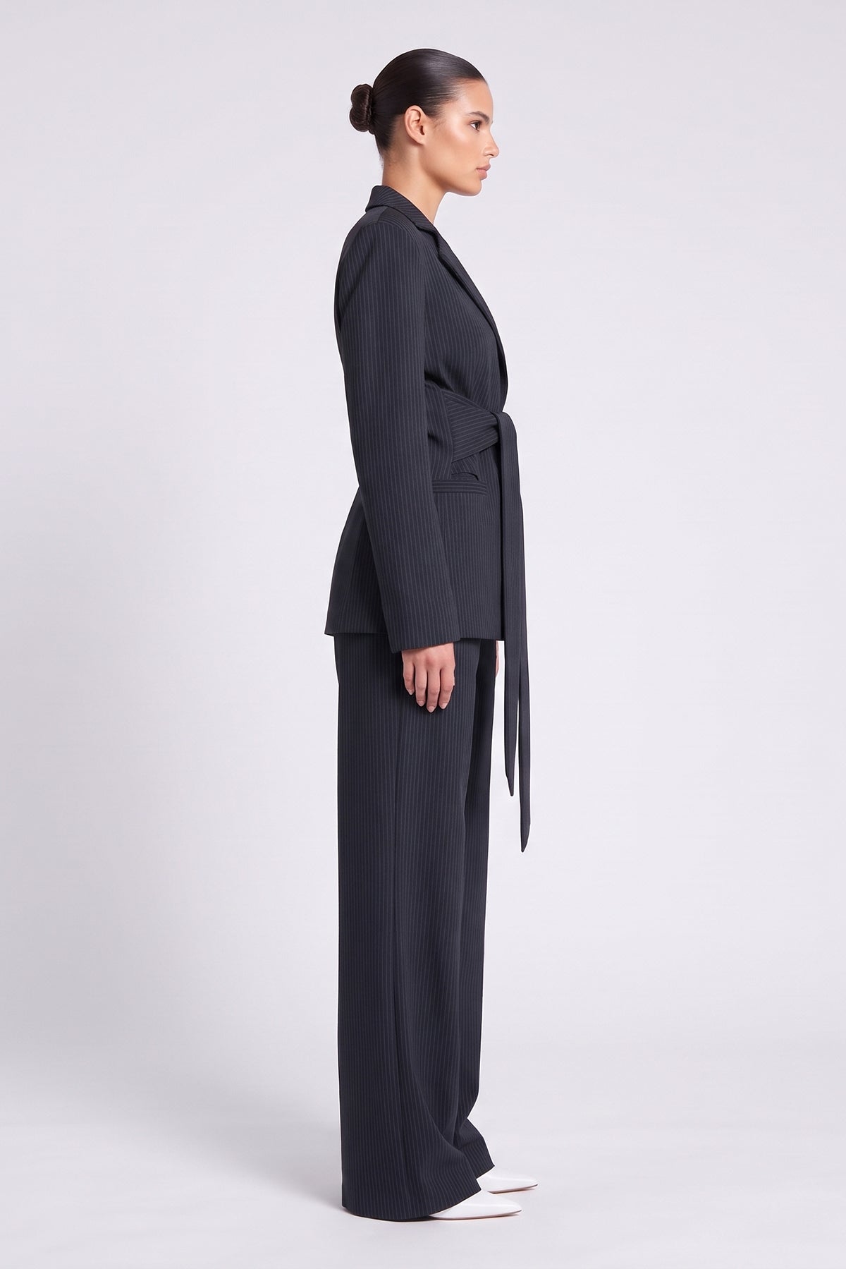 Costum gri cu dungi fine cu sacou cambrat cu cordon și pantaloni wide leg