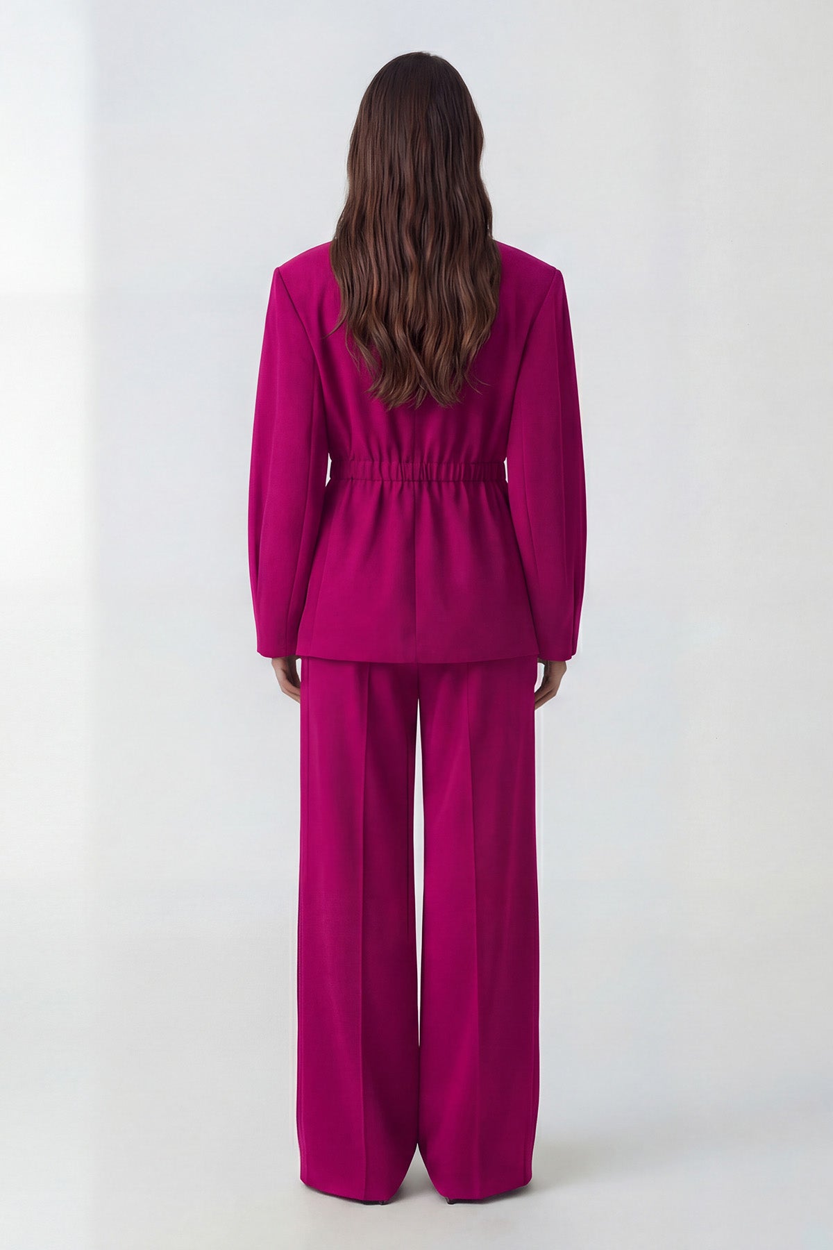 Costum fucsia cu sacou cu accent în talie și pantaloni largi