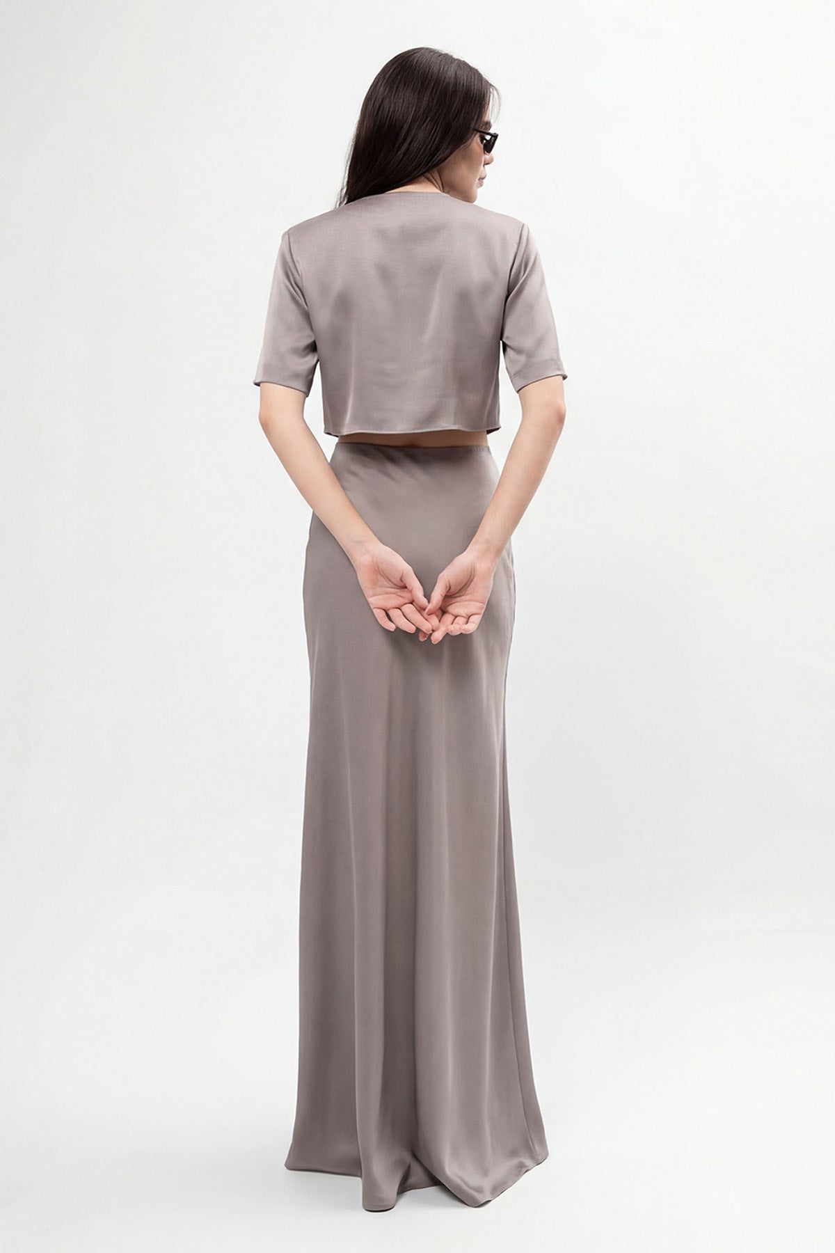 Set elegant gri – bluză cu decupaj și fustă lungă