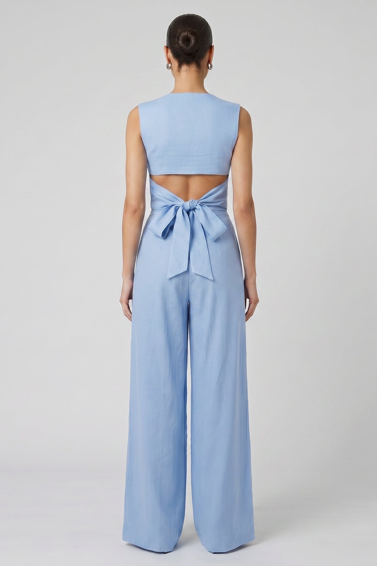 Set din in bleu cu vestă cambrată și pantaloni wide-leg
