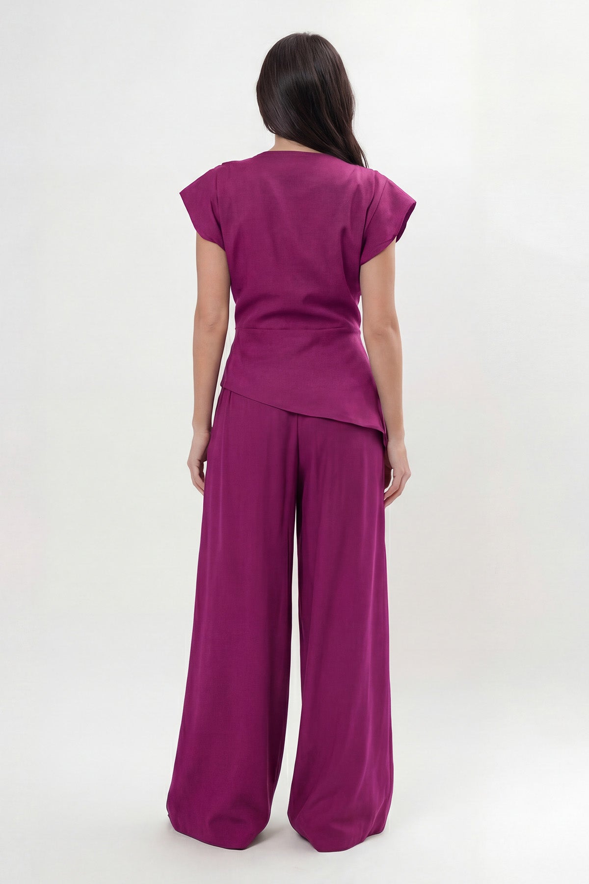 Set elegant fucsia din crep de vâscoză fluidă cu top cu umeri structurați și pantaloni palazzo