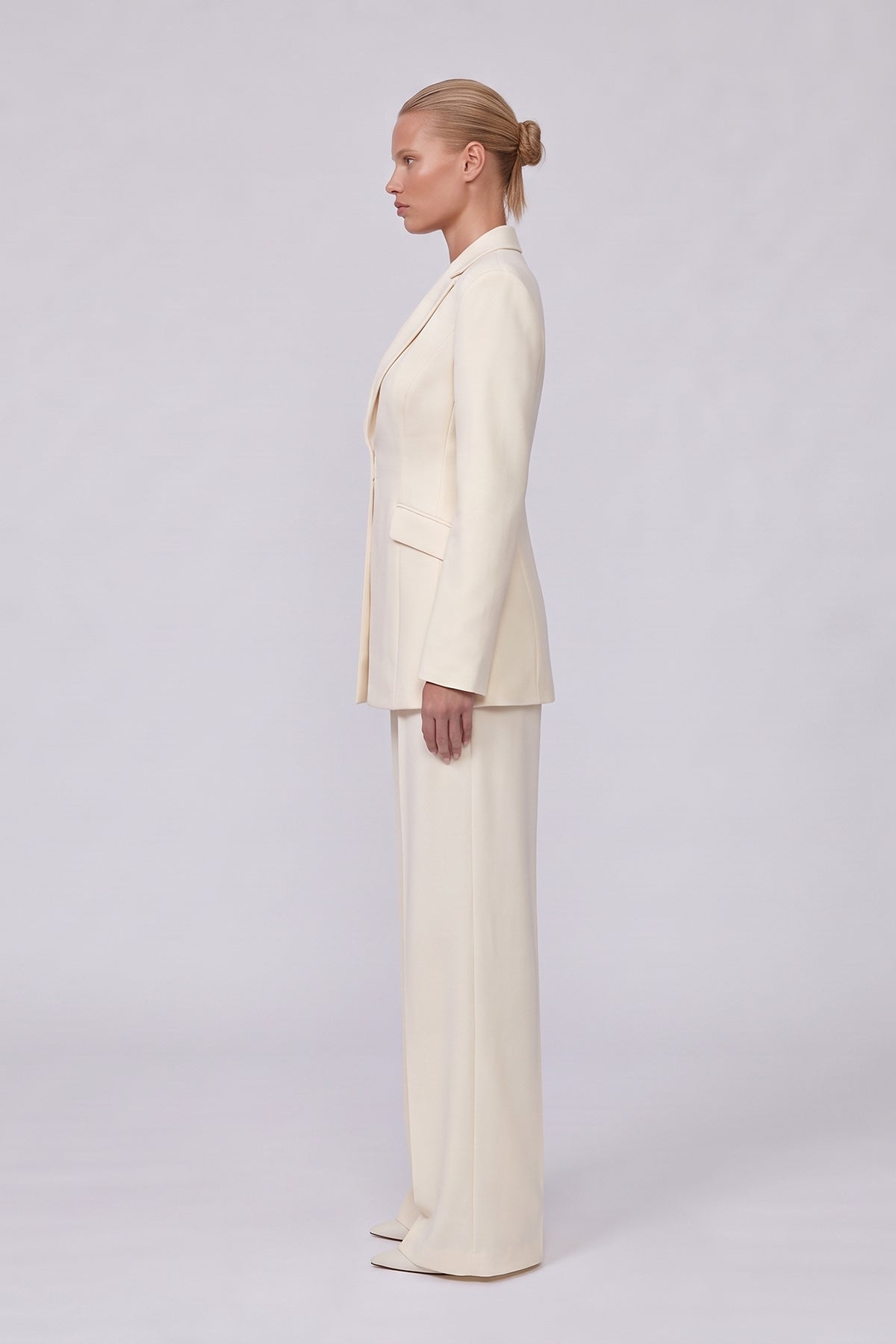 Costum off-white cu sacou balloon cambrat și pantaloni wide leg