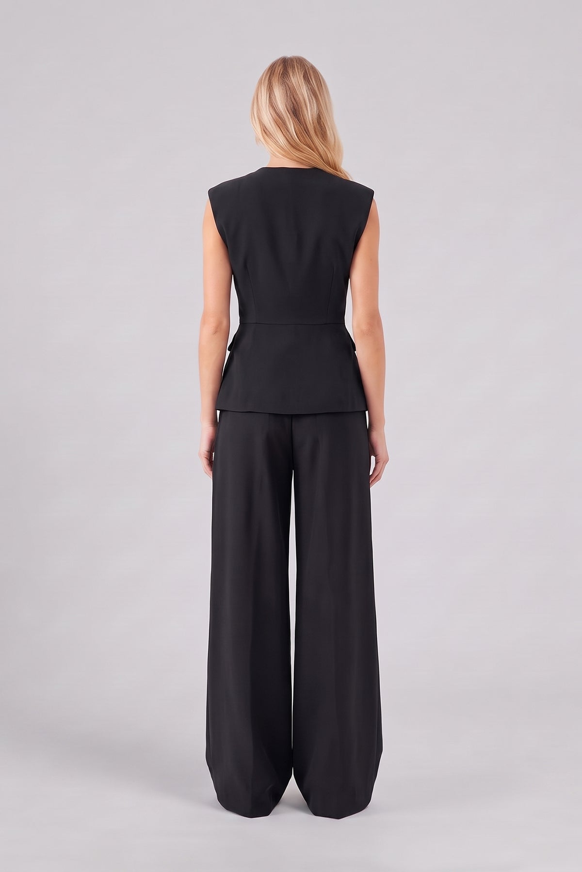 Set negru cu vestă structurată peplum și pantaloni wide leg cu pliuri