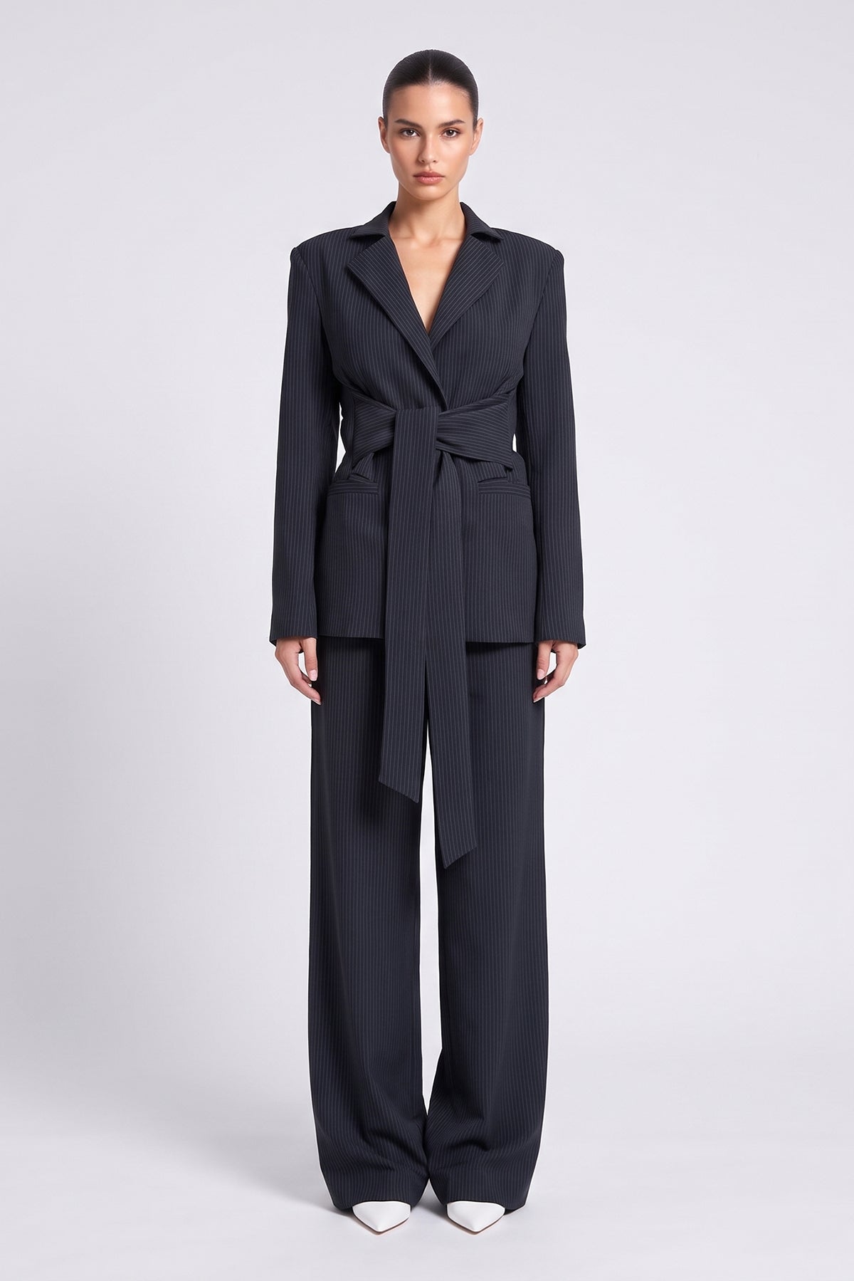 Costum gri cu dungi fine cu sacou cambrat cu cordon și pantaloni wide leg
