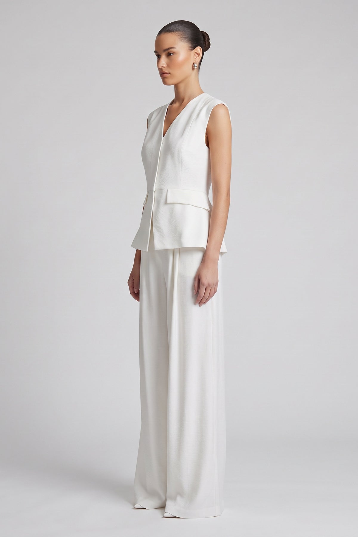 Set alb din amestec de vâscoză și in cu vestă peplum și pantaloni wide-leg