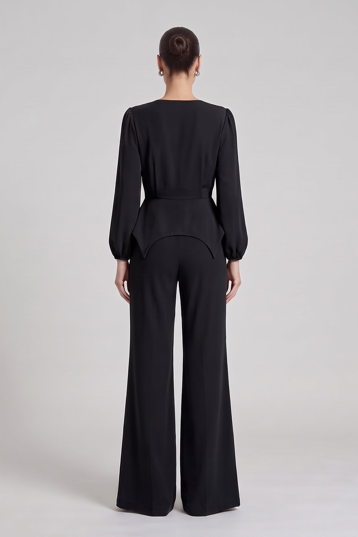 Set negru cu top structurat peplum și pantaloni evazati