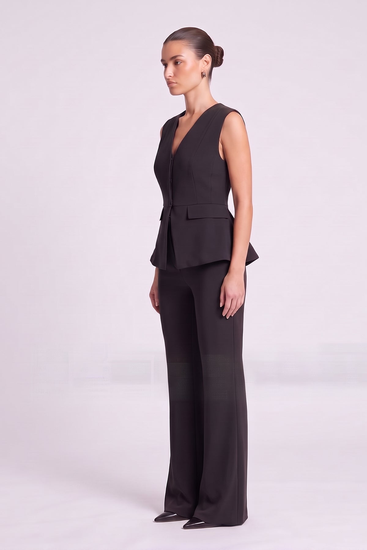 Set negru cu vestă structurată peplum și pantaloni flared