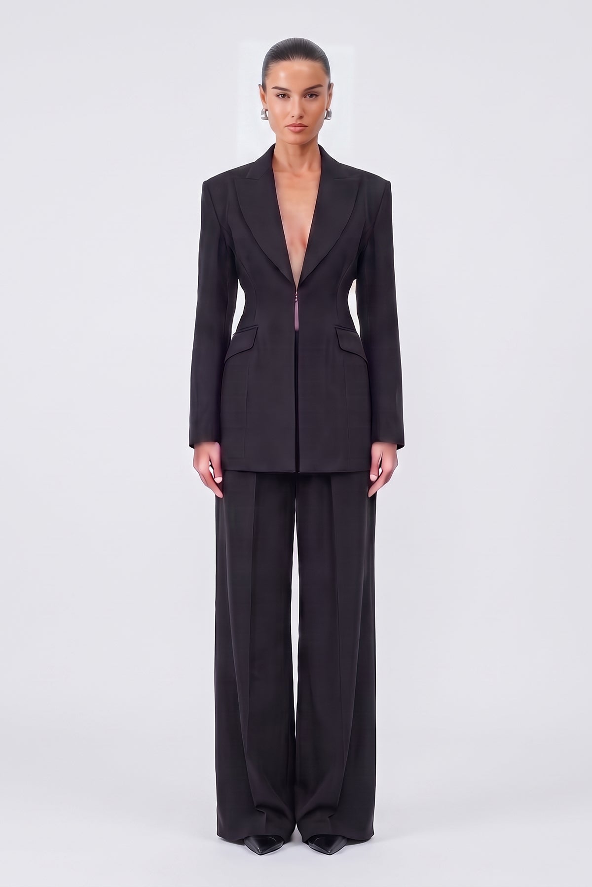 Costum negru cu sacou balloon cambrat și pantaloni wide leg