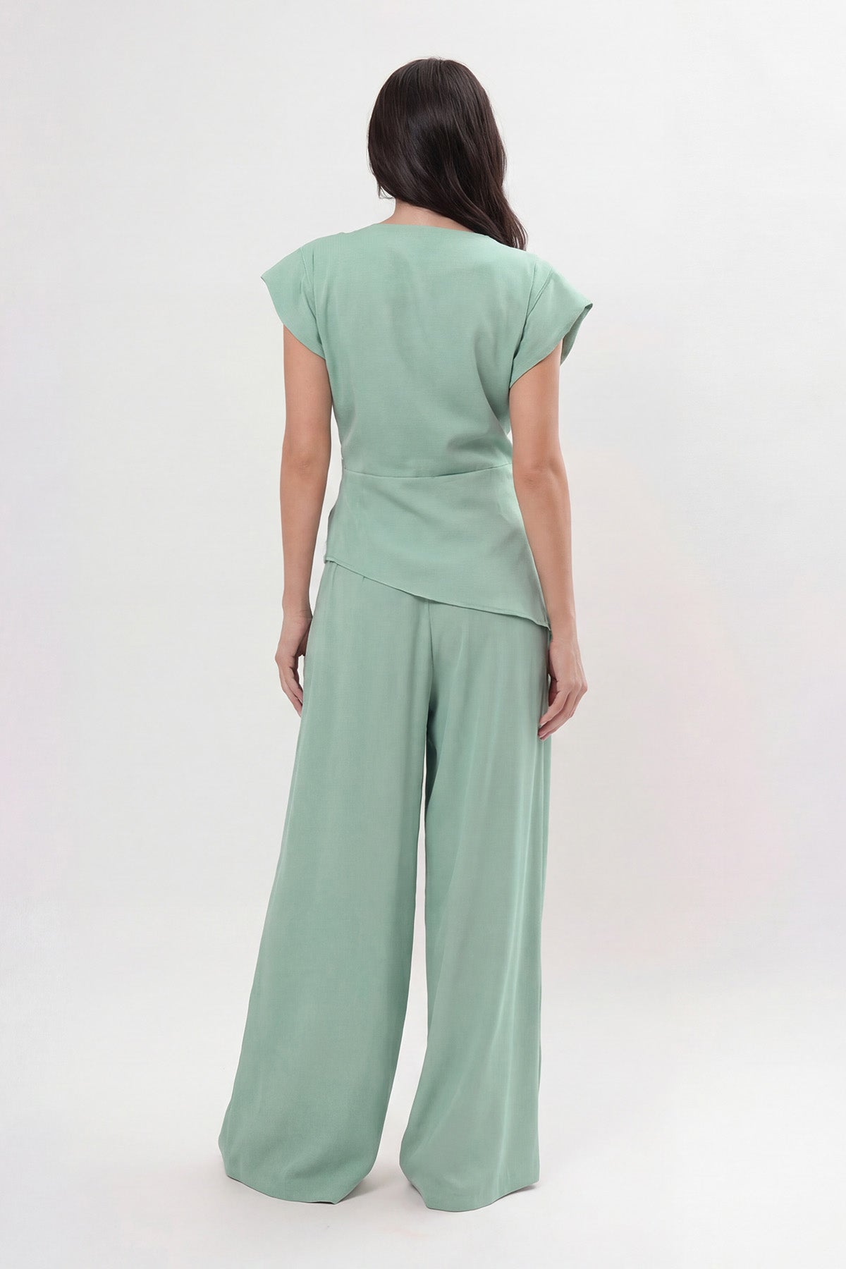 Set elegant mint din crep de vâscoză fluidă cu top cu umeri structurați și pantaloni palazzo