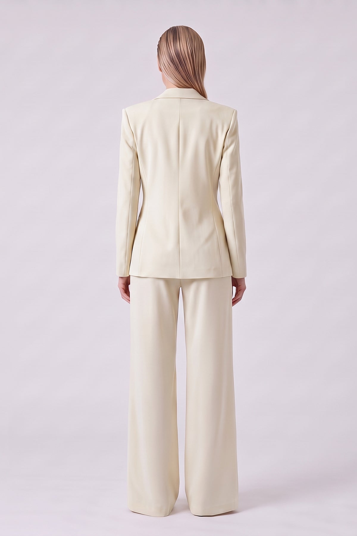 Costum crem-unt cu sacou cambrat cu cordon și pantaloni wide leg