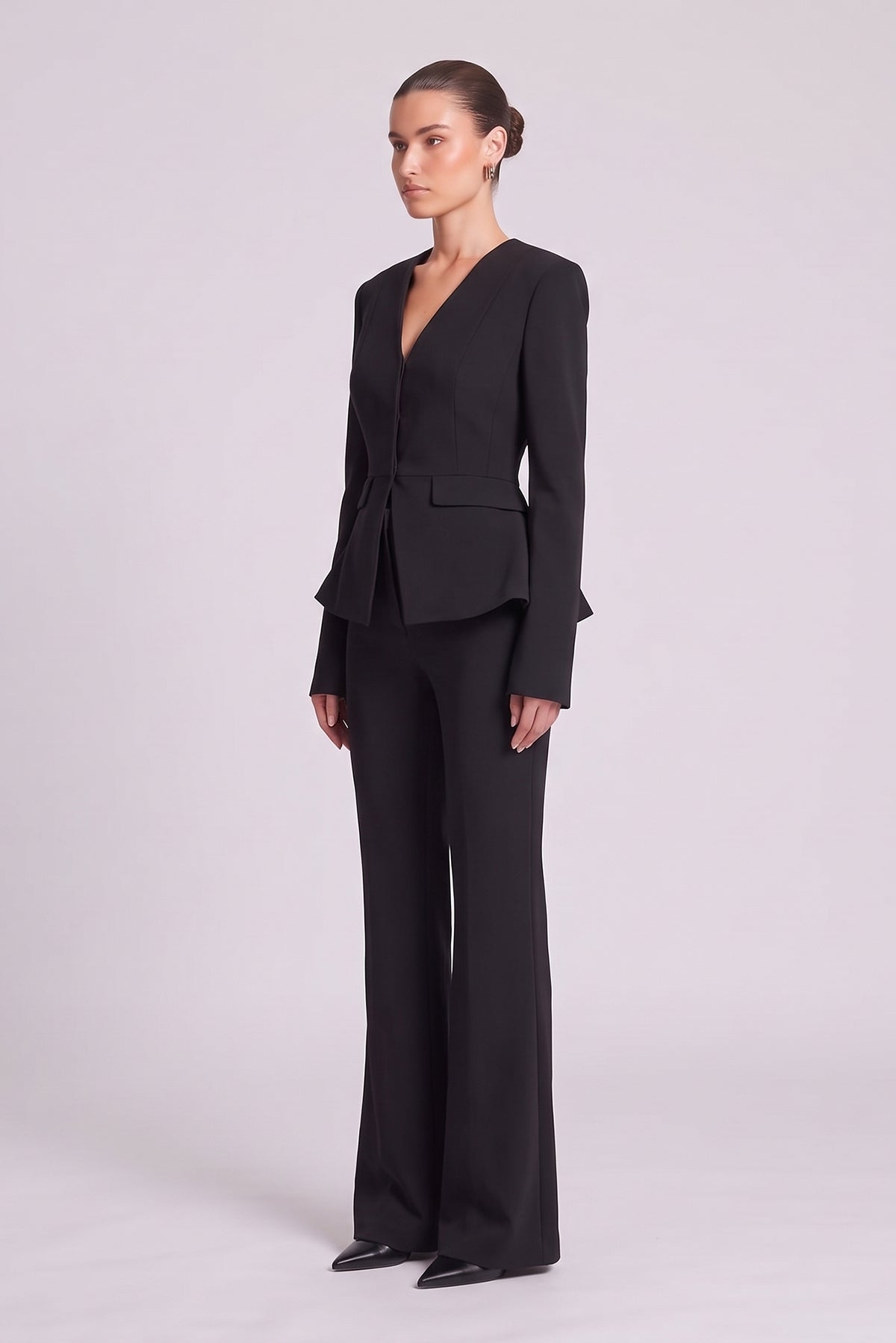 Set negru cu sacou structurat peplum și pantaloni evazați