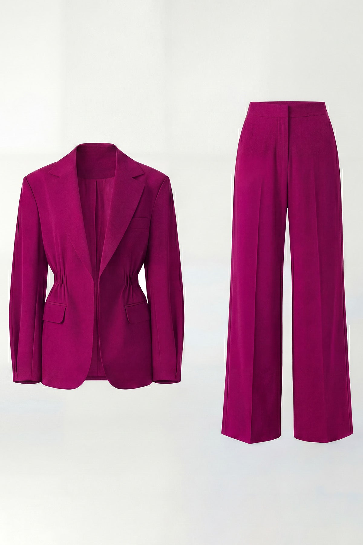 Costum fucsia cu sacou cu accent în talie și pantaloni largi