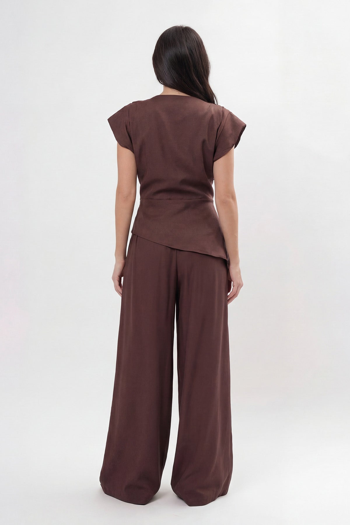 Set elegant maro din crep de vâscoză fluidă cu top cu umeri structurați și pantaloni palazzo