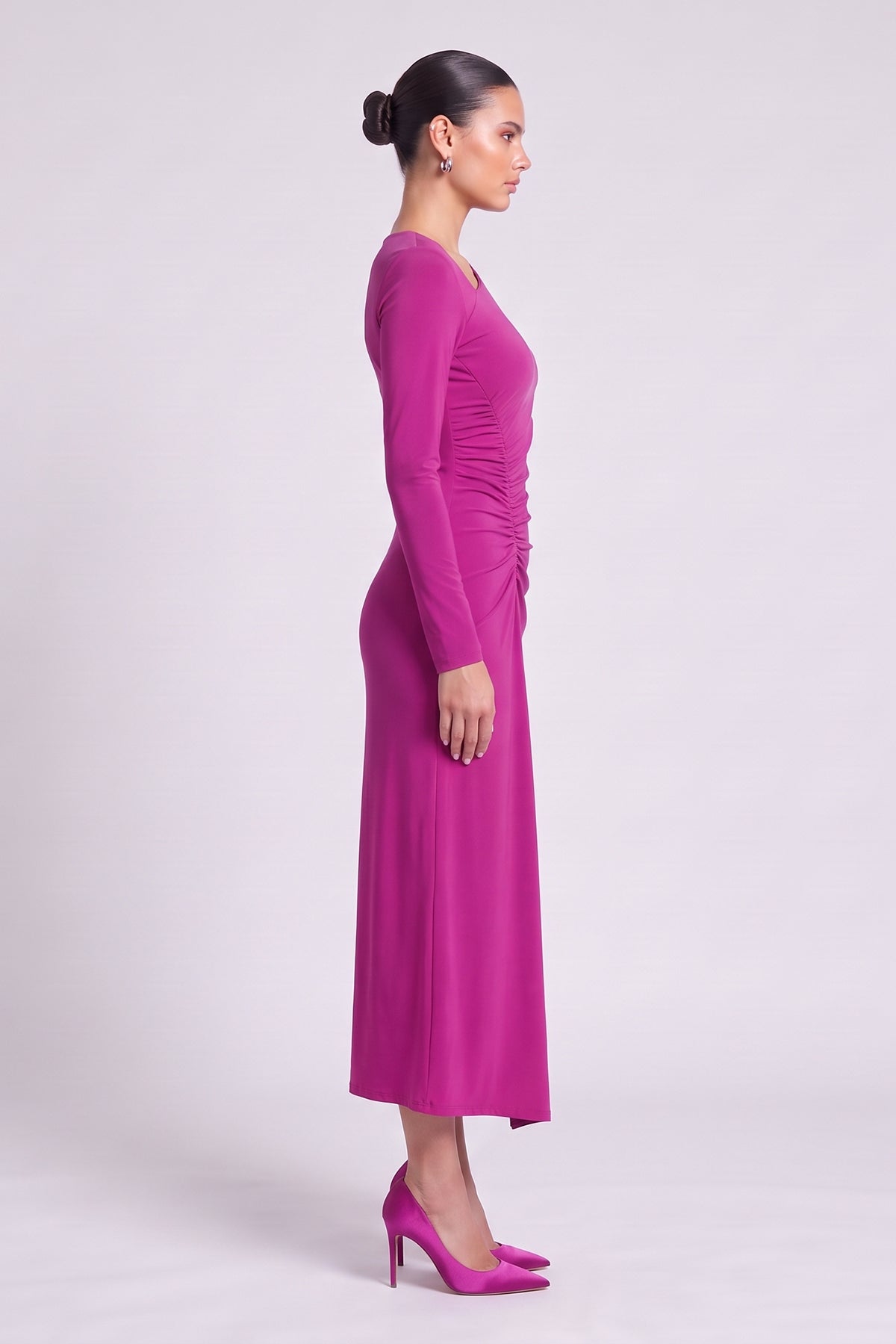 Rochie midi fucsia cu decolteu asimetric și drapaj lateral