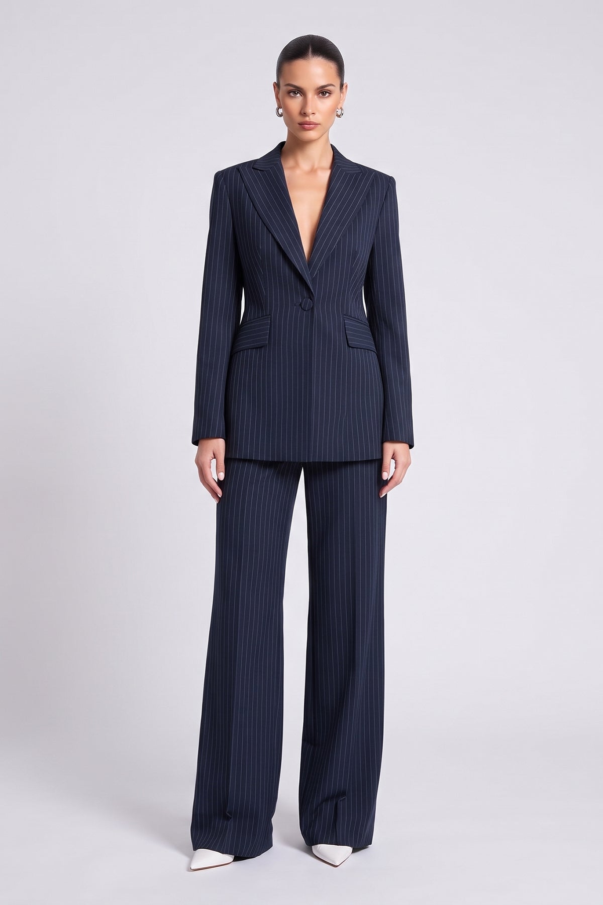 Costum Elegant Bleumarin cu Dungi Fine cu Sacou Cambrat și Pantaloni Fluizi din Amestec de Vâscoză