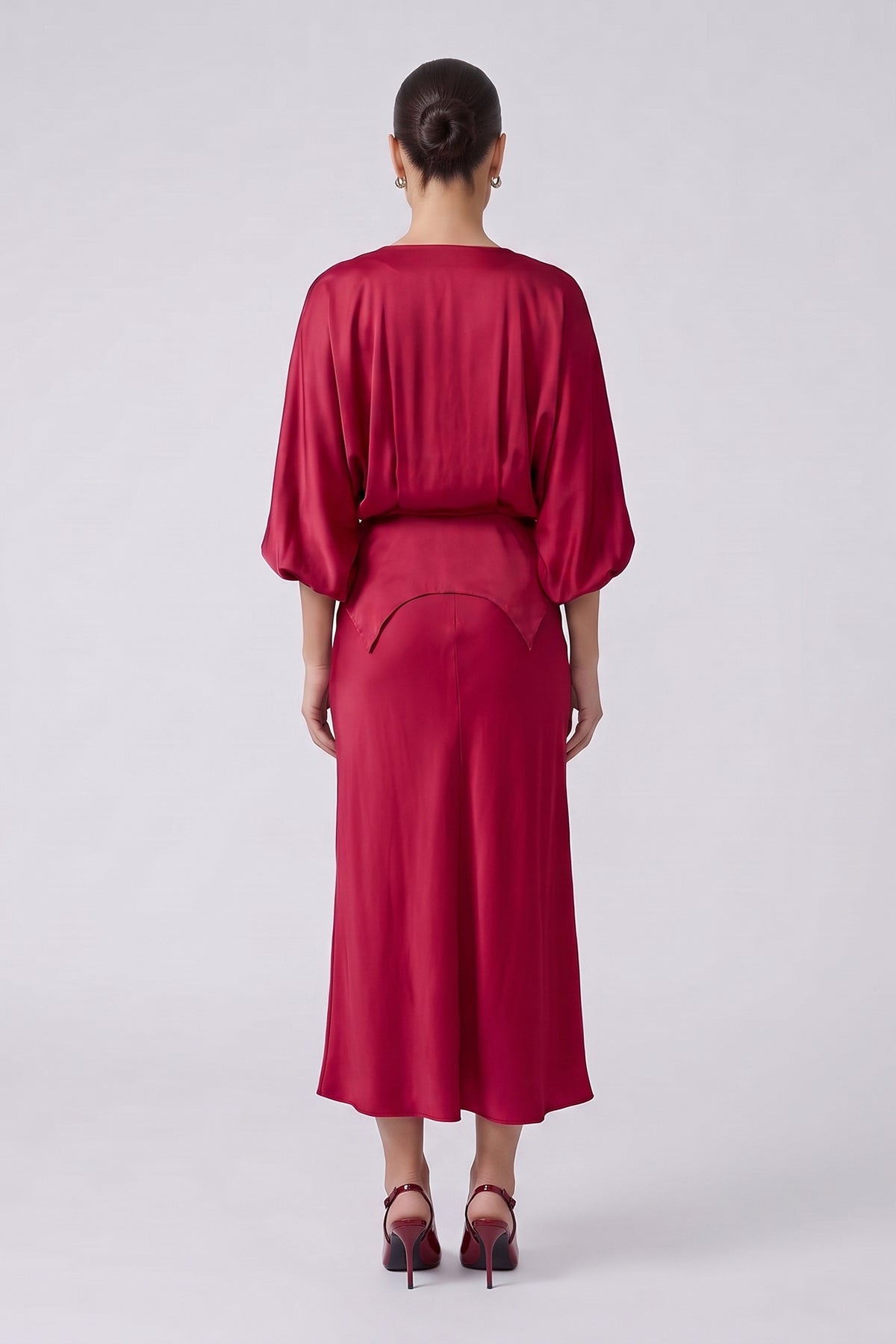Set Rosu Satinat din Vâscoză cu Bluză Peplum și Fustă Midi