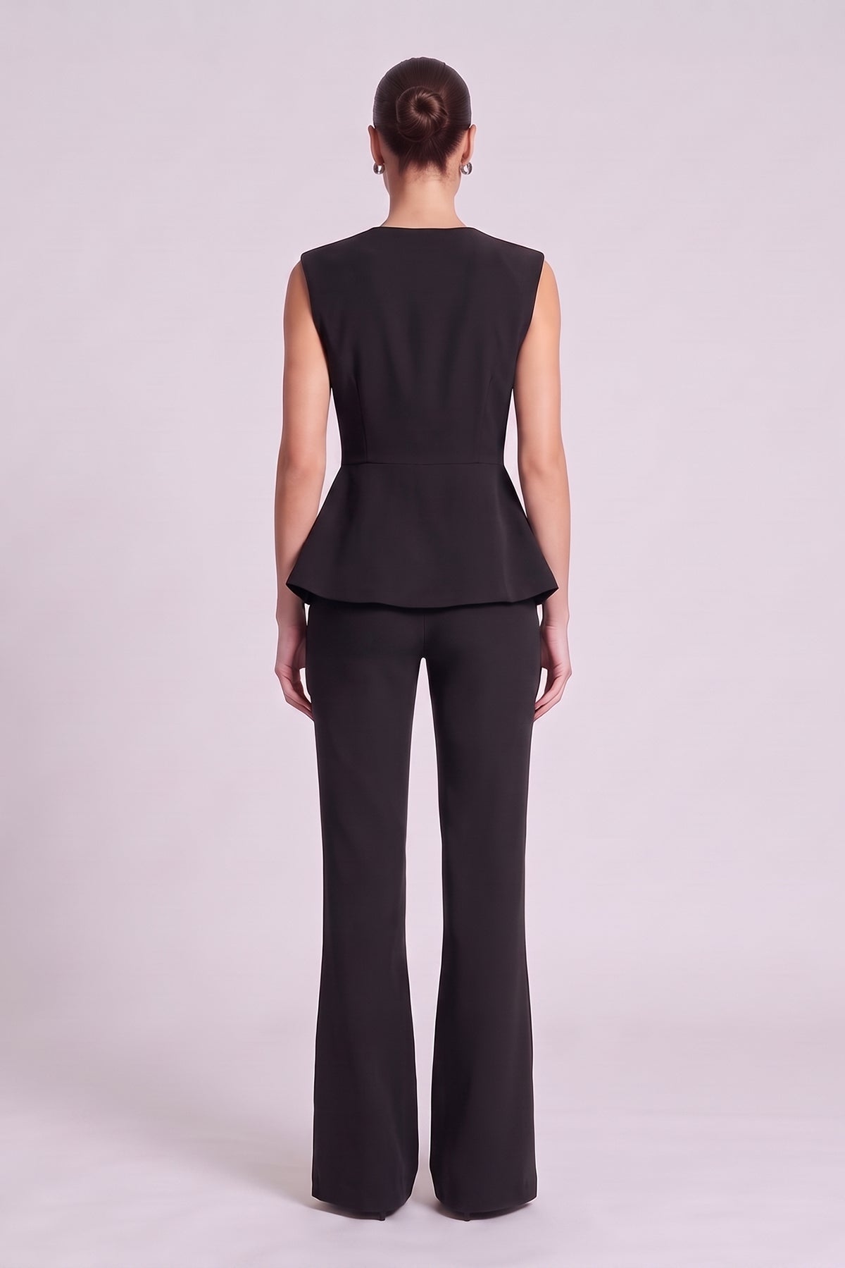 Set negru cu vestă structurată peplum și pantaloni flared