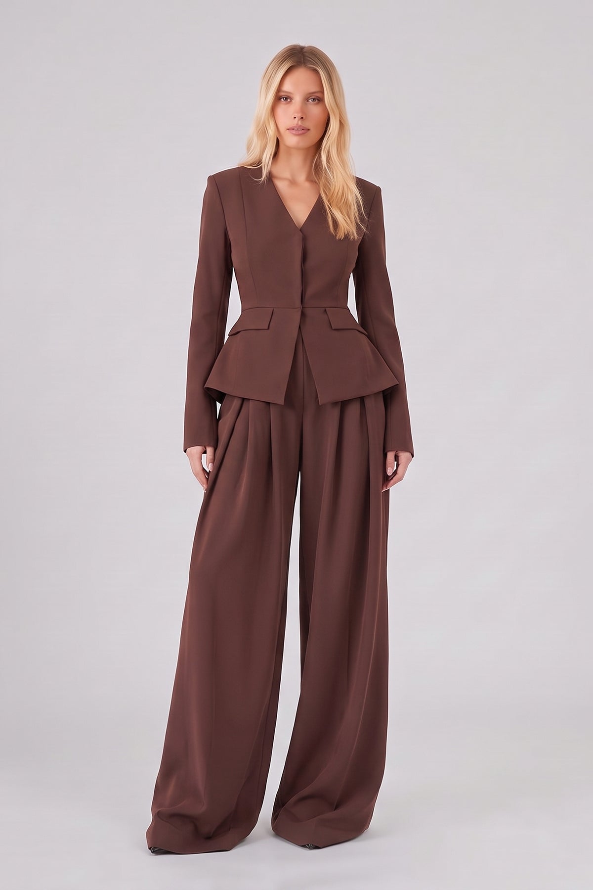 Set maro cu sacou structurat peplum și pantaloni wide leg cu pliuri