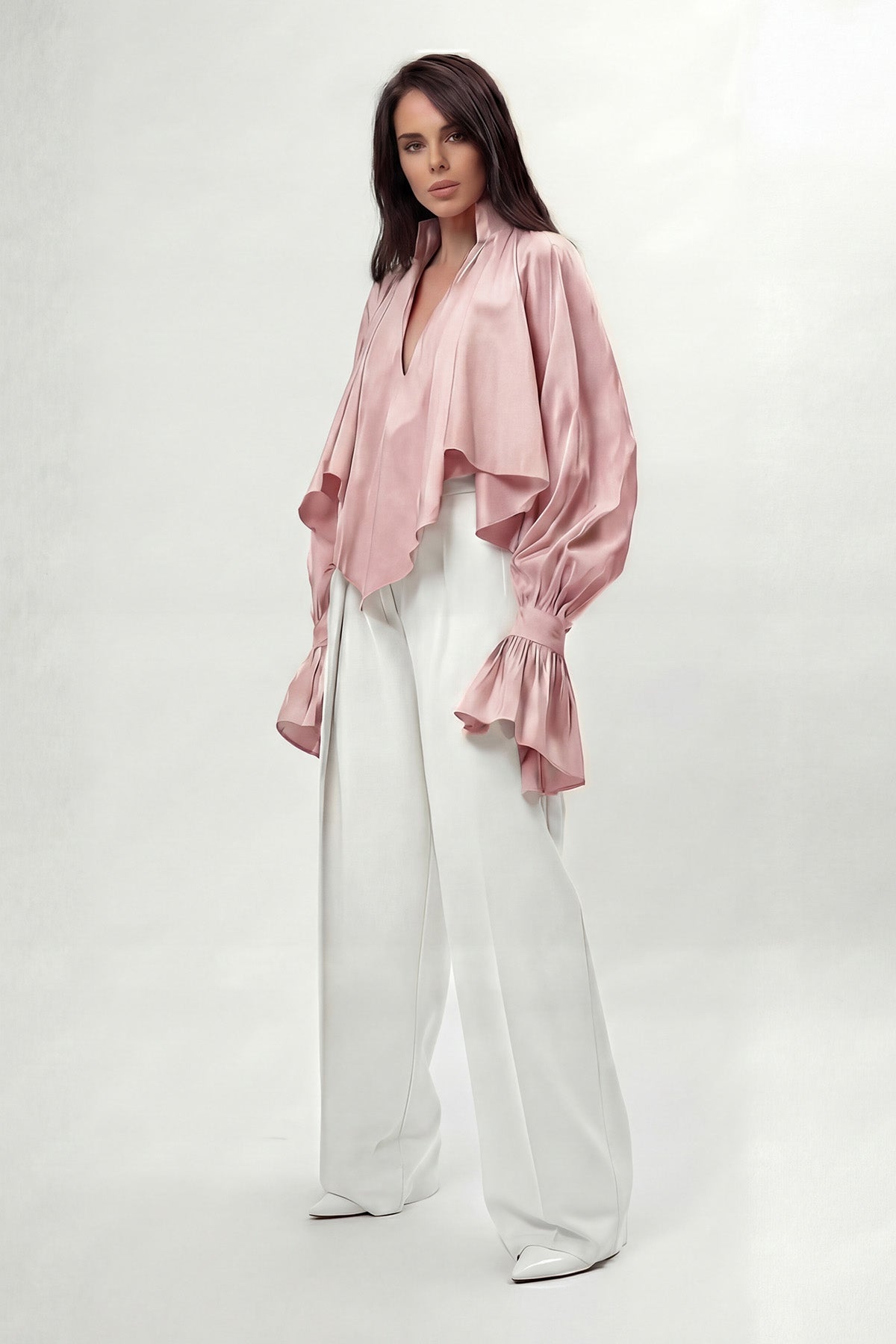 Cămașă roz pudra cu croială amplă, guler înalt și mâneci balon