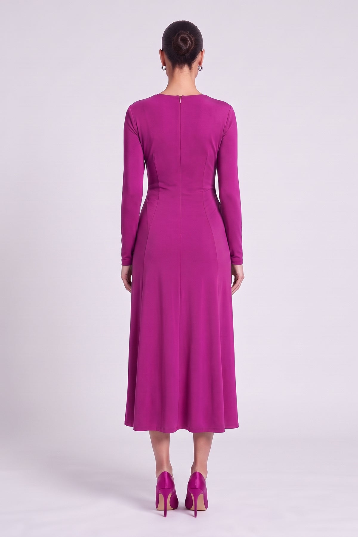 Rochie midi fucsia cu decolteu asimetric și drapaj lateral