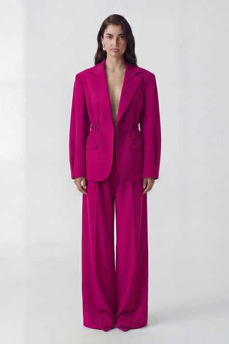 Costum fucsia cu sacou cu accent în talie și pantaloni largi