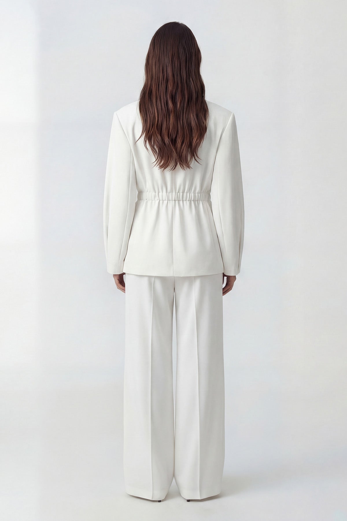 Costum alb cu sacou cu accent în talie și pantaloni largi