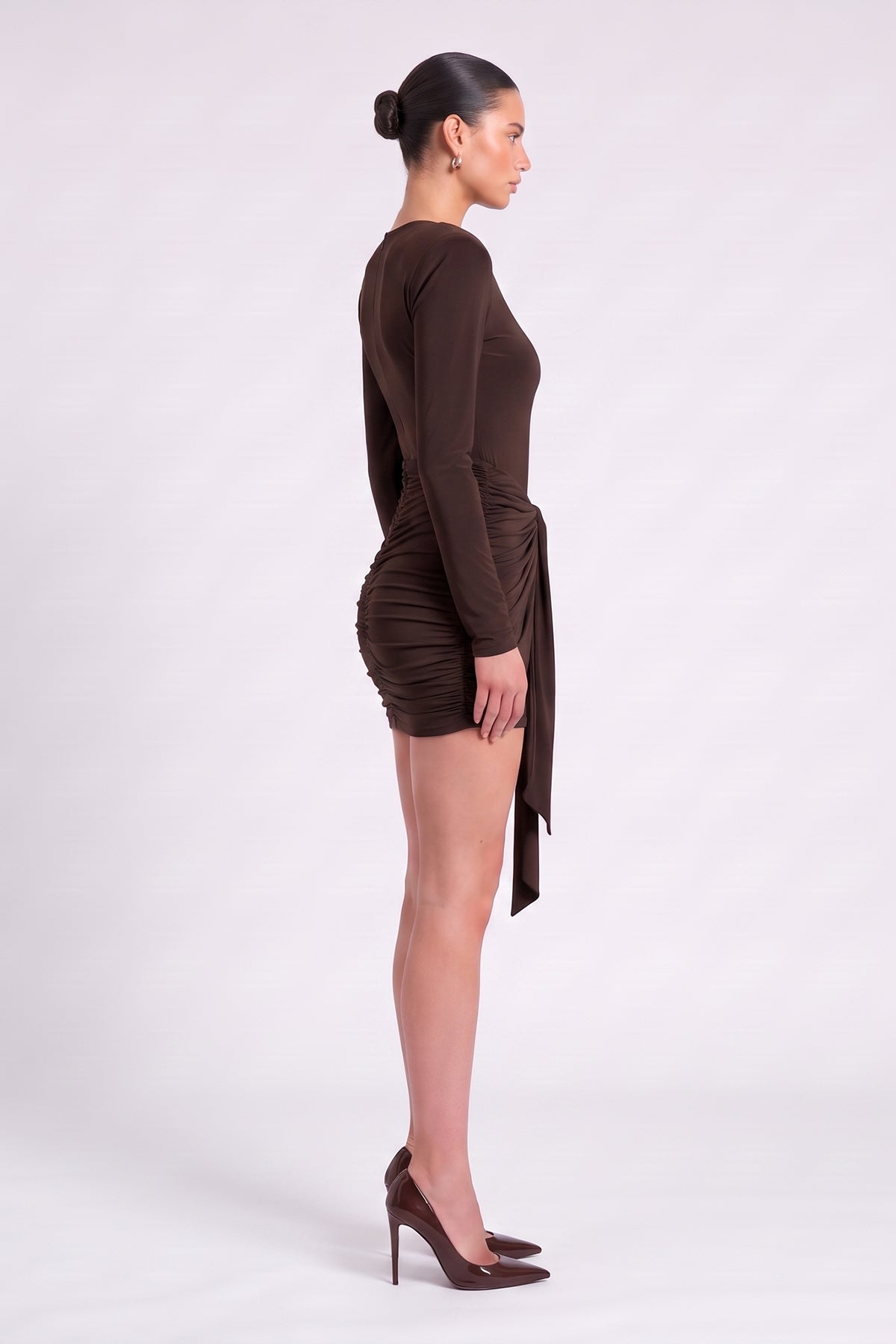 Rochie Mini Maro Drapată cu Detalii Tip Eșarfă