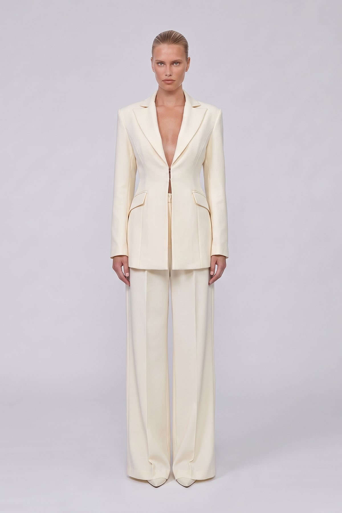 Costum off-white cu sacou balloon cambrat și pantaloni wide leg