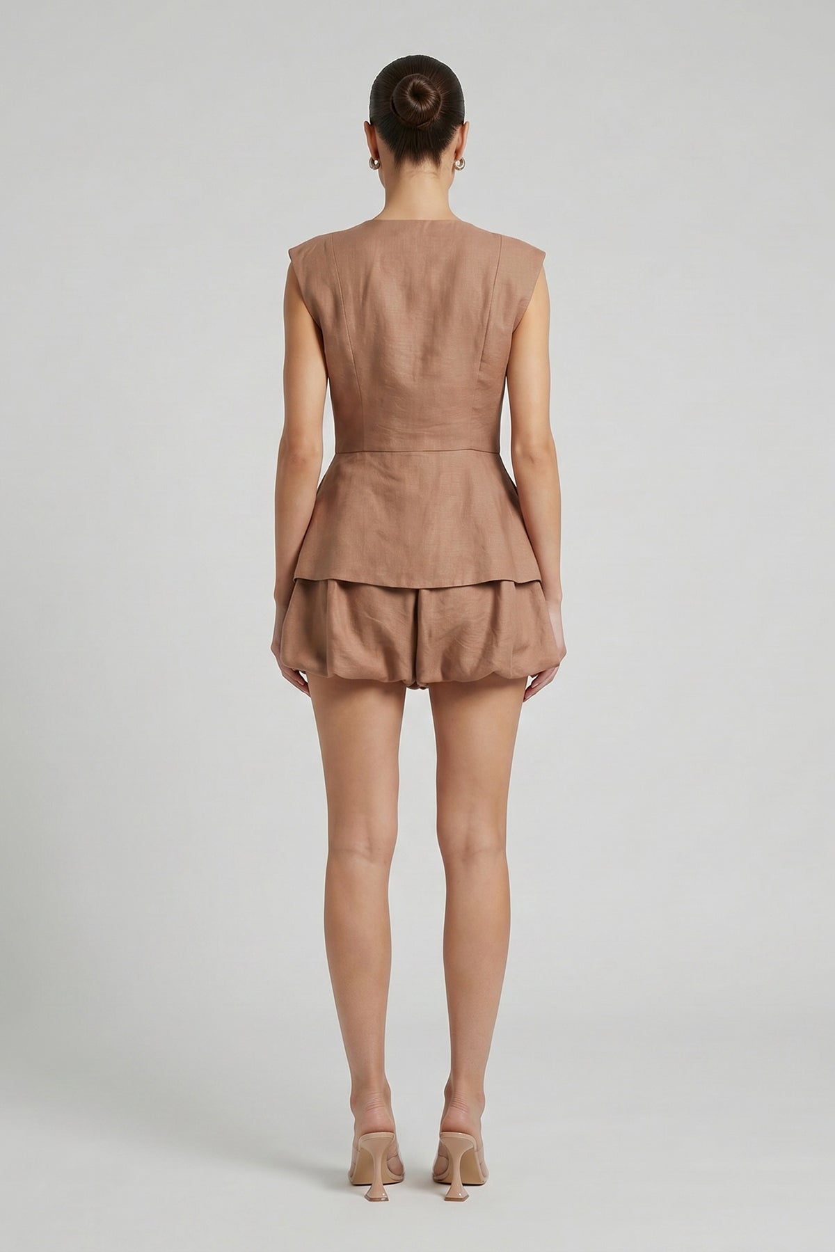 Set maro din amestec de vâscoză și in cu vestă peplum și pantaloni wide-leg