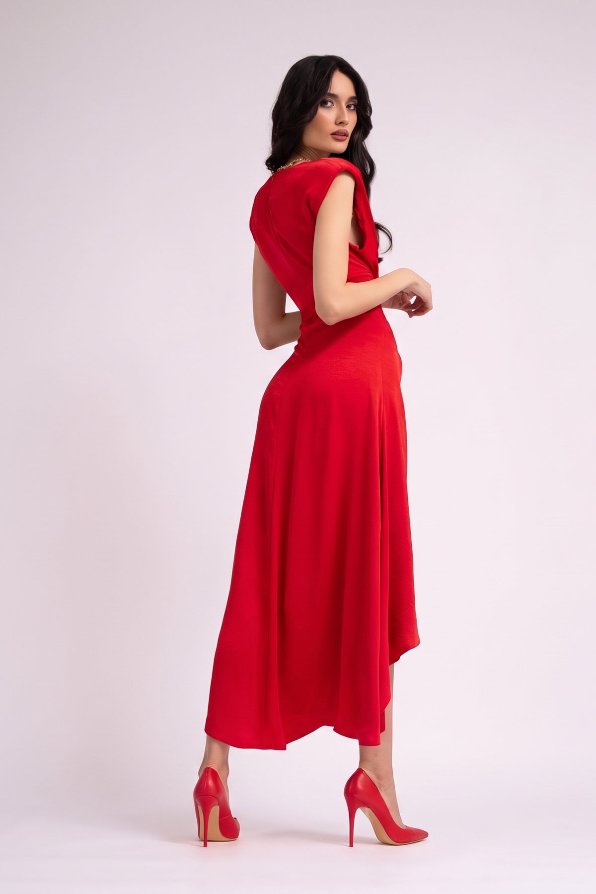 Red beige dress with oversized shoulders and slit