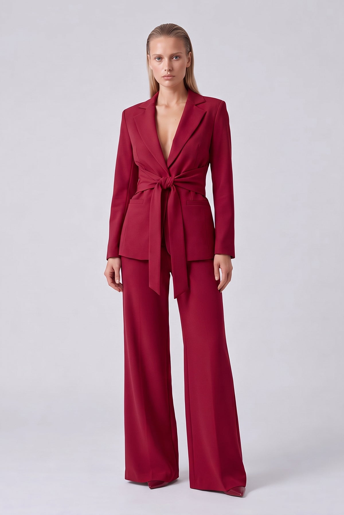 Costum rosu cu sacou cambrat cu cordon și pantaloni wide leg