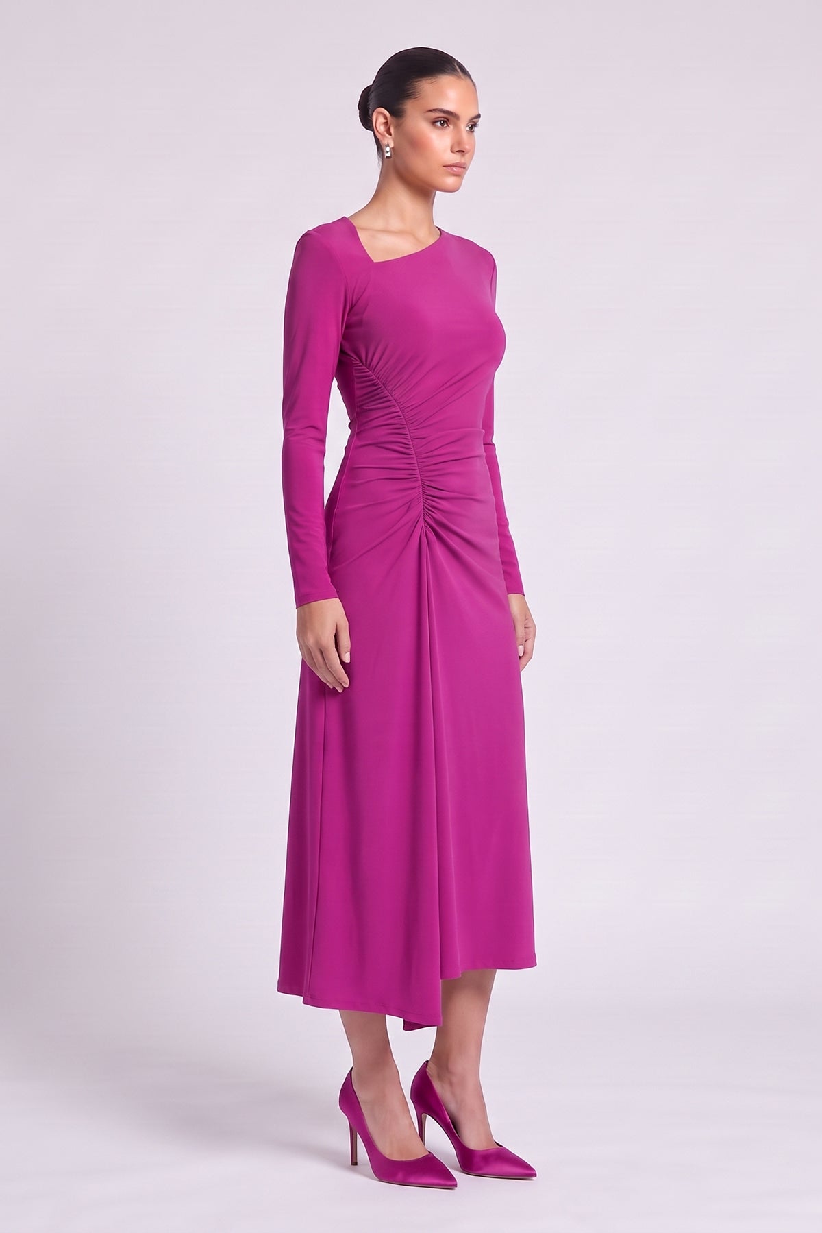 Rochie midi fucsia cu decolteu asimetric și drapaj lateral