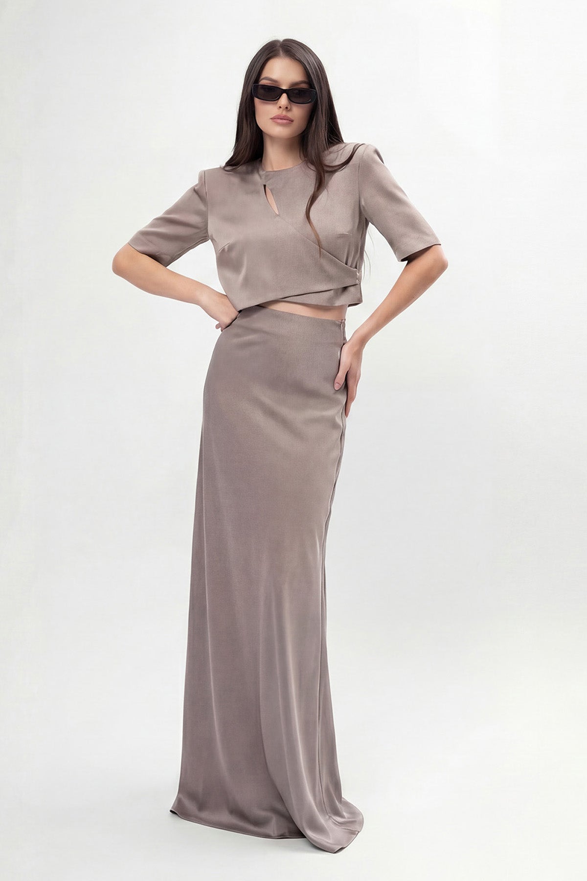 Set elegant gri – bluză cu decupaj și fustă lungă