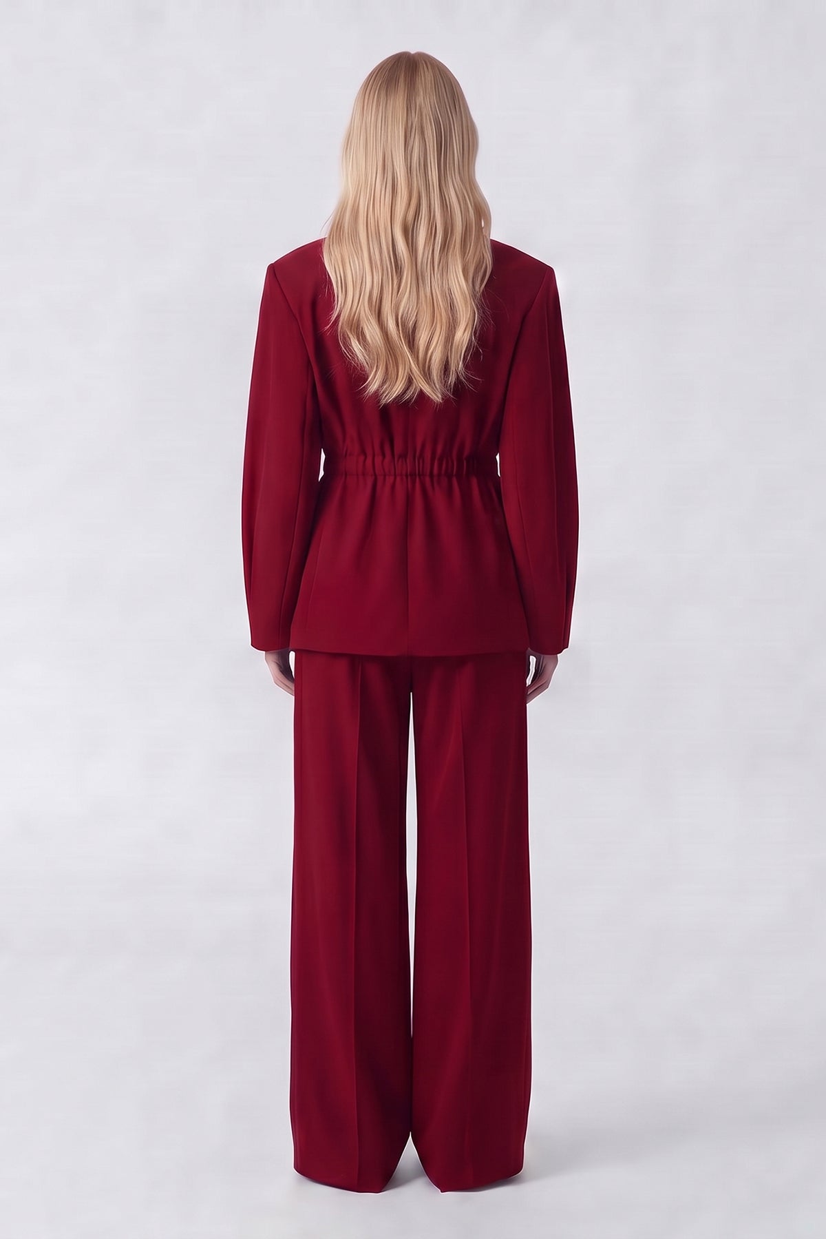 Costum rosu inchis cu sacou cu accent în talie și pantaloni largi