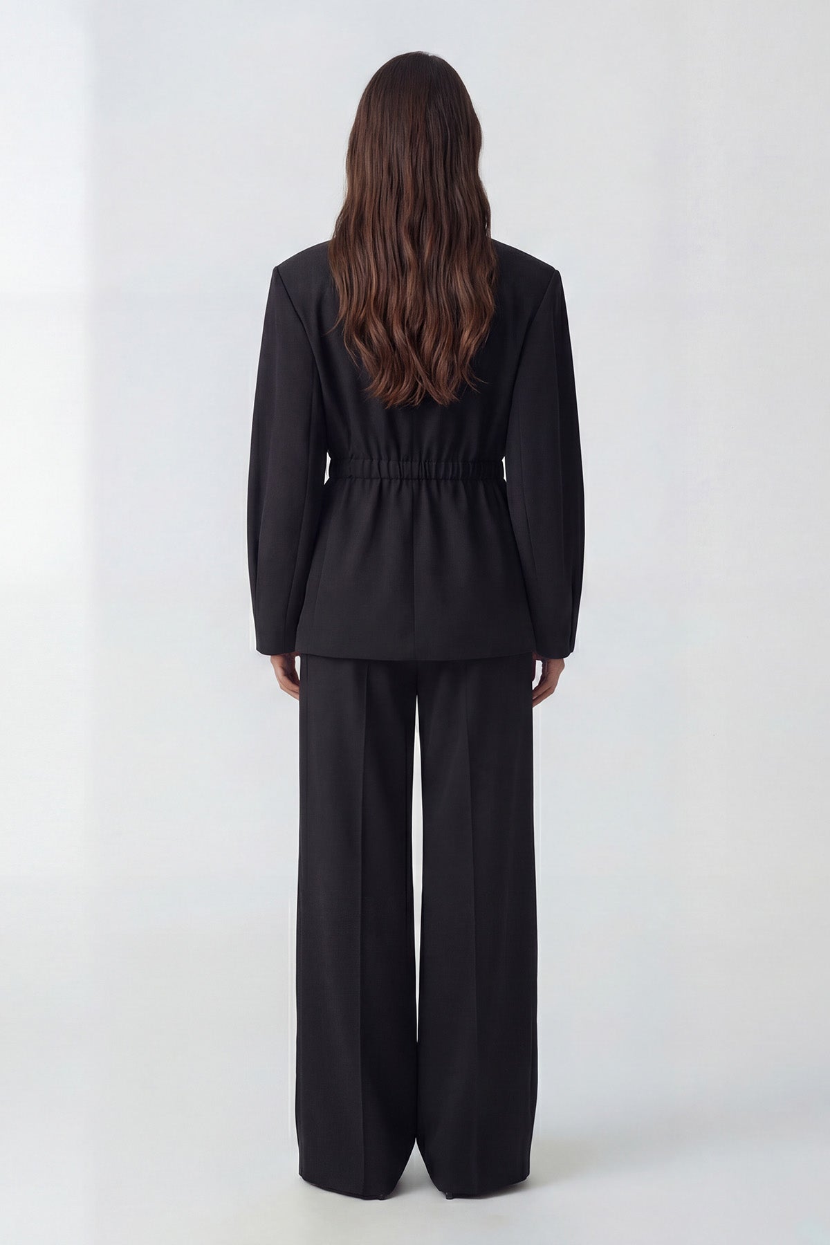 Costum negru cu sacou cu accent în talie și pantaloni largi