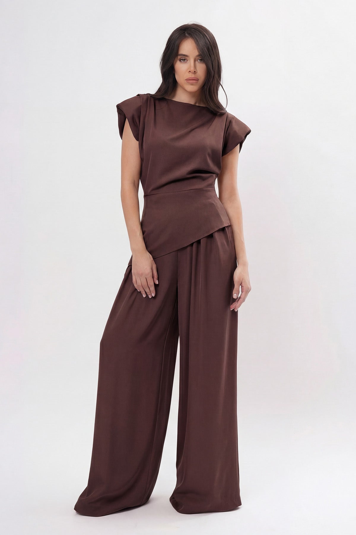 Set elegant maro din crep de vâscoză fluidă cu top cu umeri structurați și pantaloni palazzo