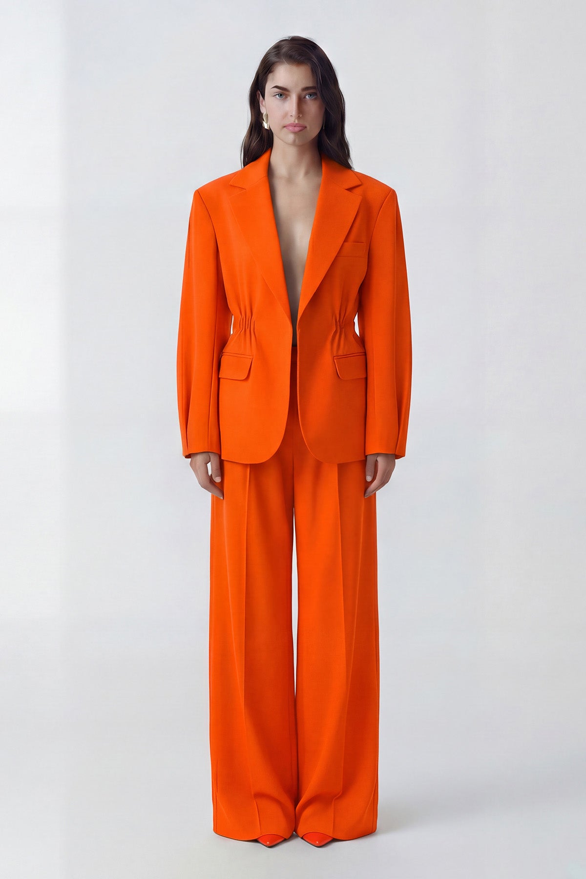 Costum portocaliu neon cu sacou cu accent în talie și pantaloni largi